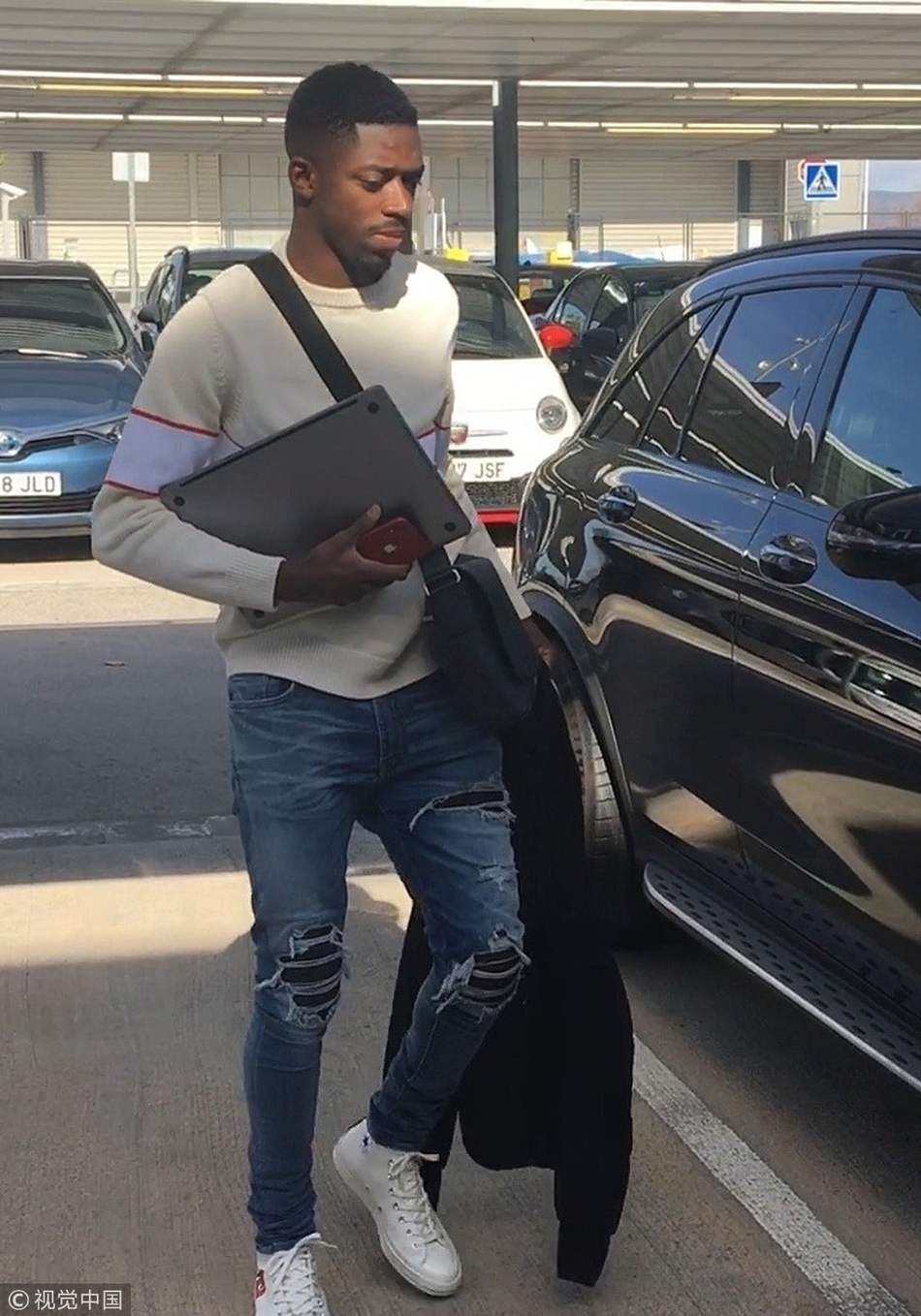 巴萨妖星拿电脑跨小包穿似学生