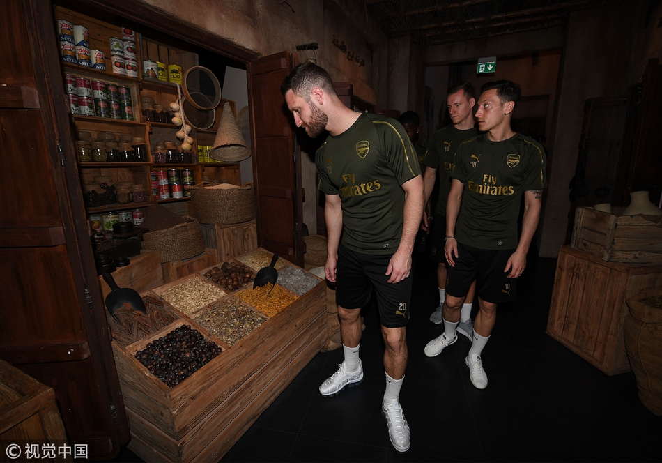 阿森纳海外备战厄齐尔开怀大笑