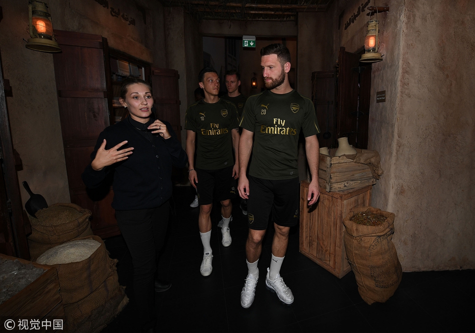 阿森纳海外备战厄齐尔开怀大笑