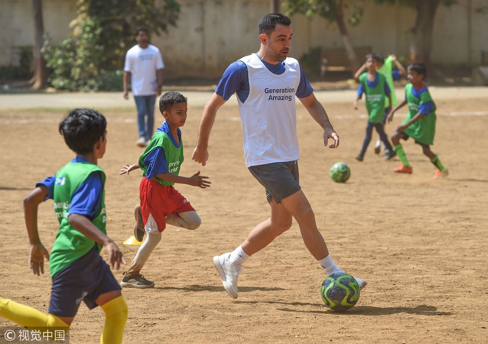 哈维出席活动与小球员同场竞技