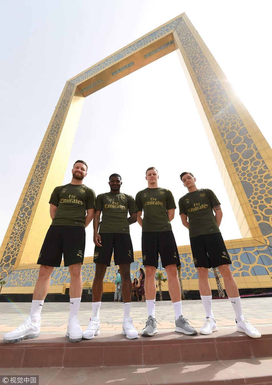 阿森纳海外备战厄齐尔开怀大笑