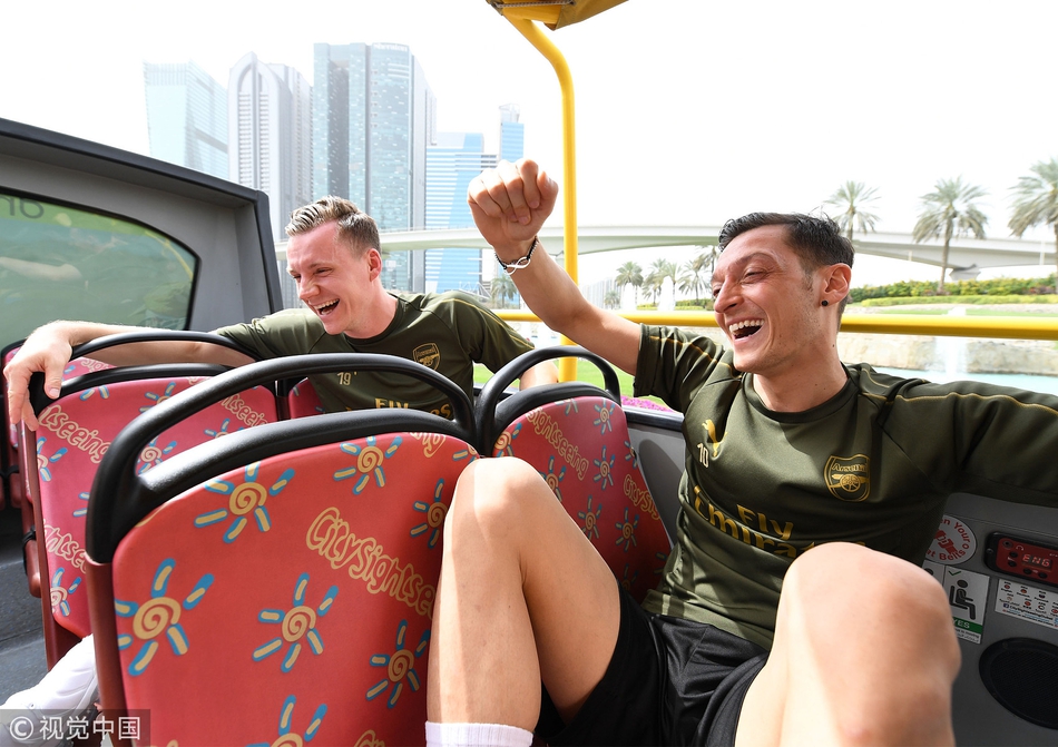 阿森纳海外备战厄齐尔开怀大笑