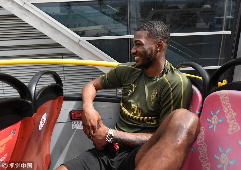 阿森纳海外备战厄齐尔开怀大笑