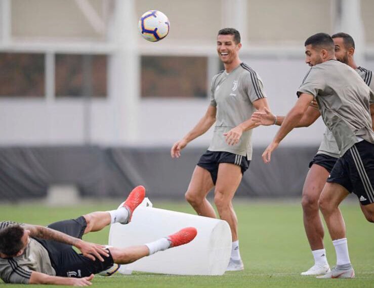 尤文训练 C罗最抢镜