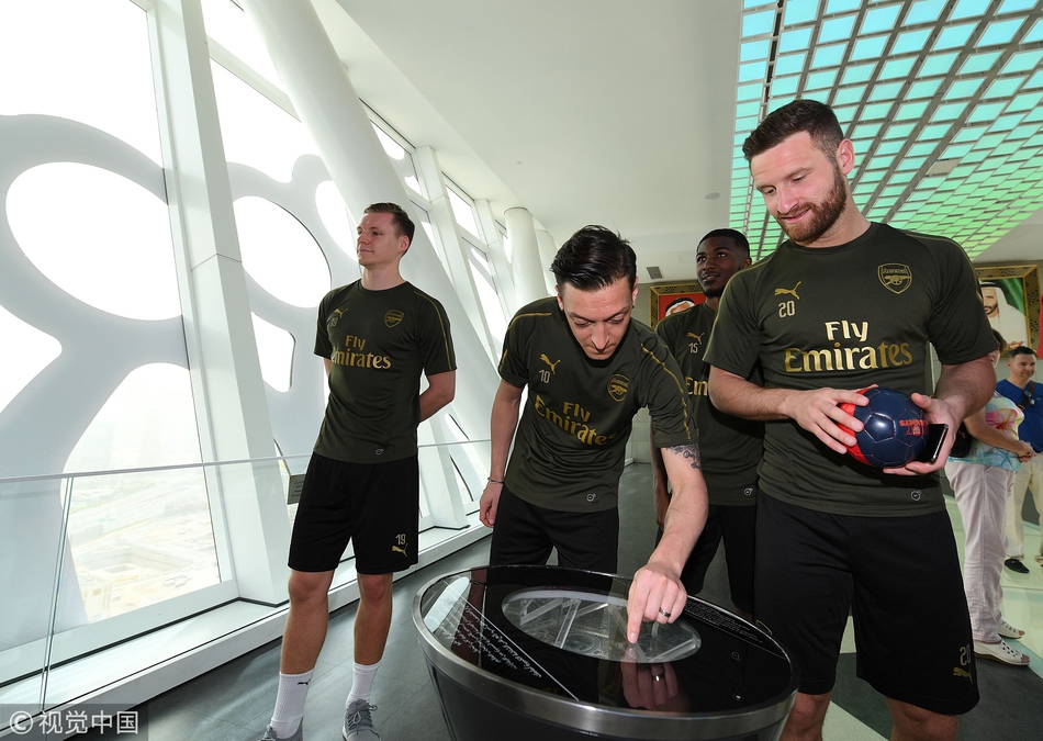 阿森纳海外备战厄齐尔开怀大笑