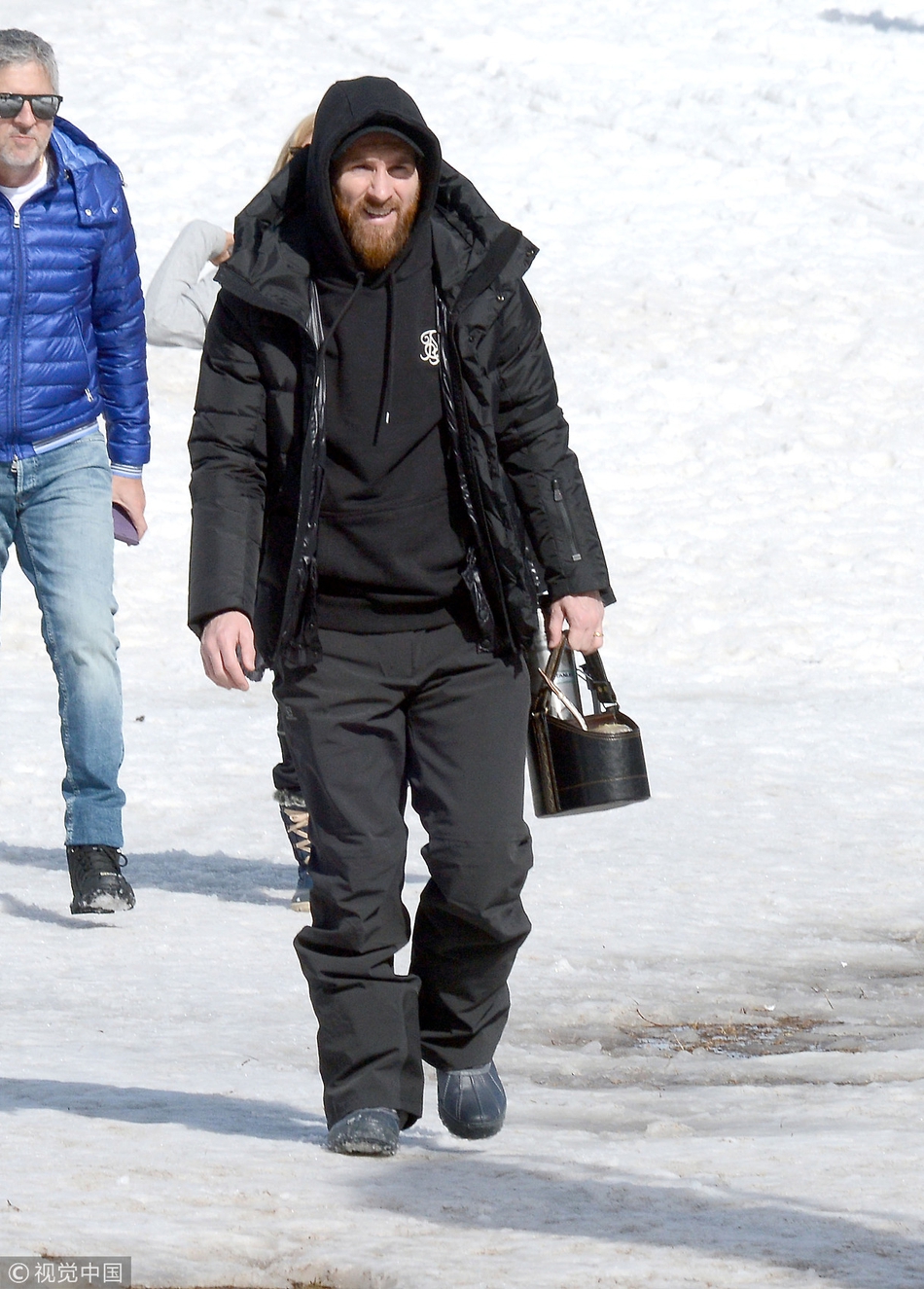 梅西携全家出行享受休闲时光