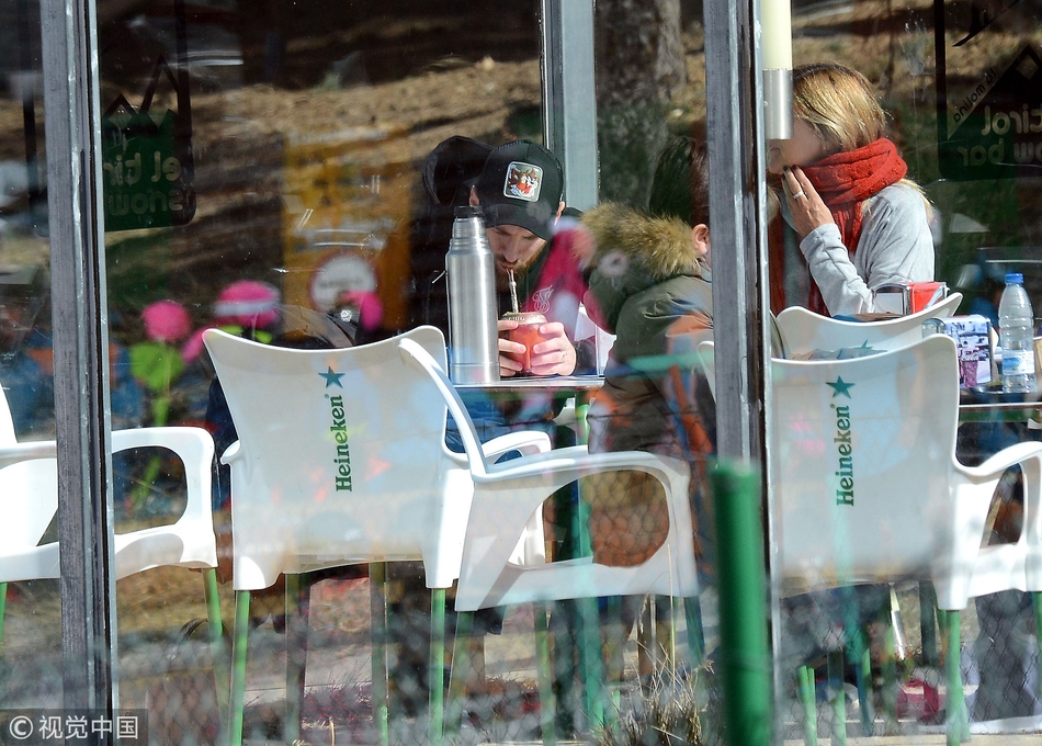 梅西携全家出行享受休闲时光