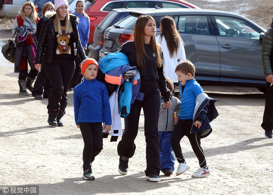 梅西携全家出行享受休闲时光