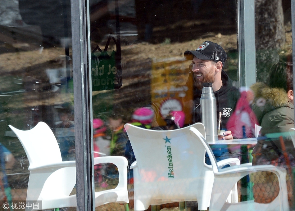 梅西携全家出行享受休闲时光