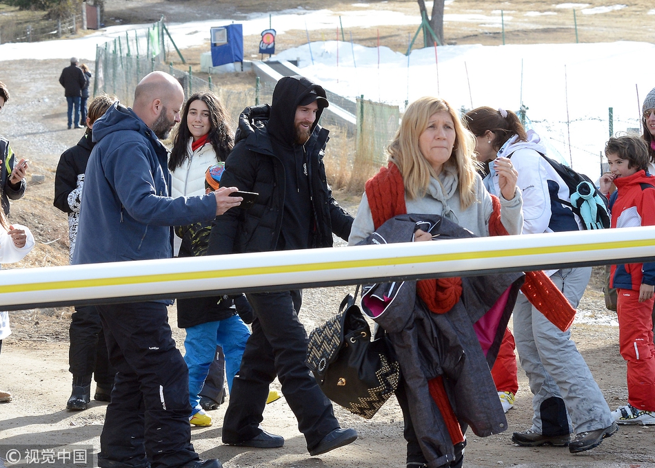 梅西携全家出行享受休闲时光