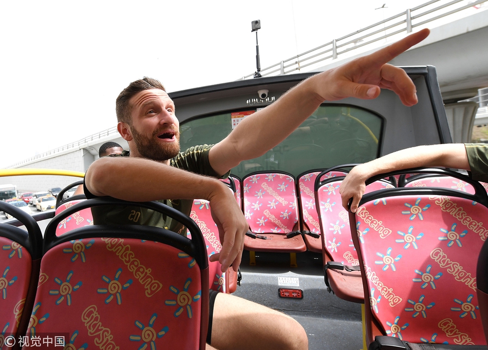 阿森纳海外备战厄齐尔开怀大笑