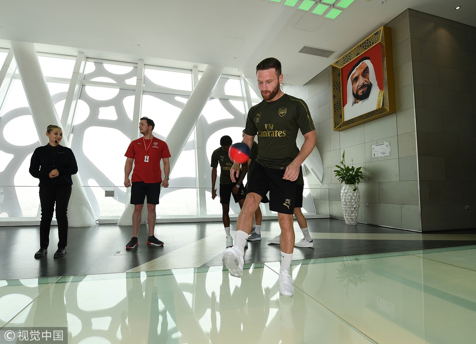 阿森纳海外备战厄齐尔开怀大笑
