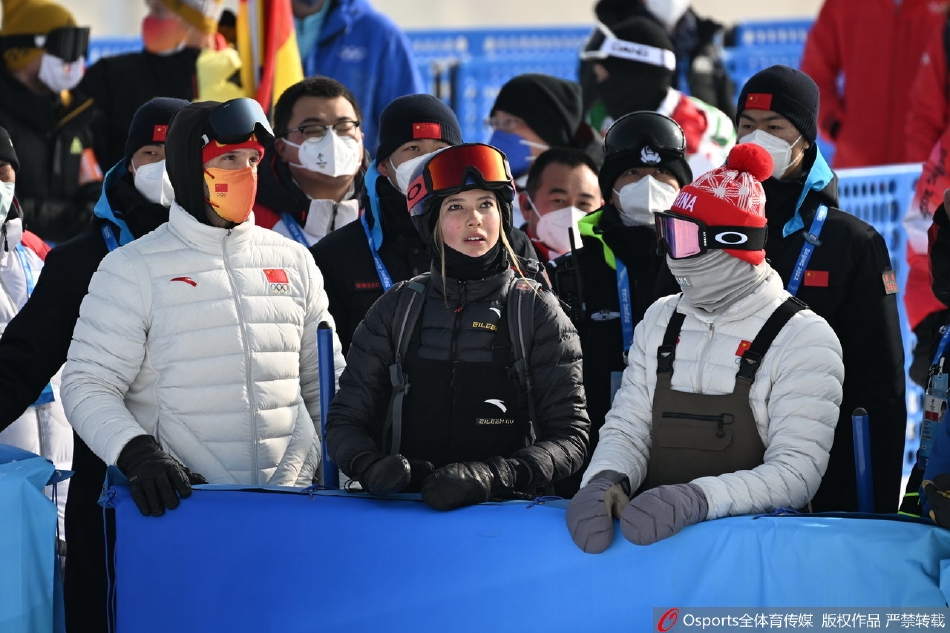 单板女子U型池决赛 谷爱凌到场助威