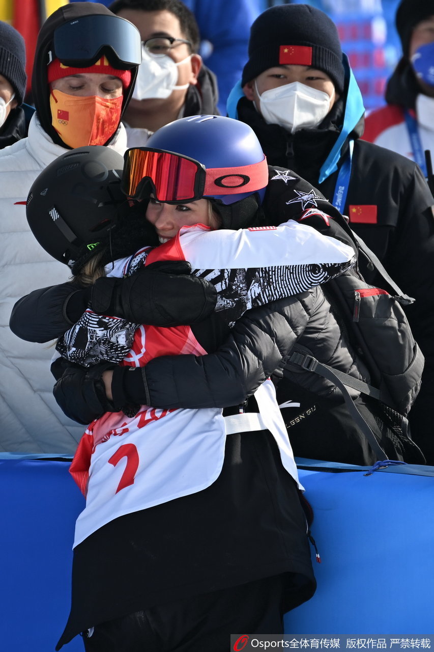 单板女子U型池决赛 谷爱凌到场助威