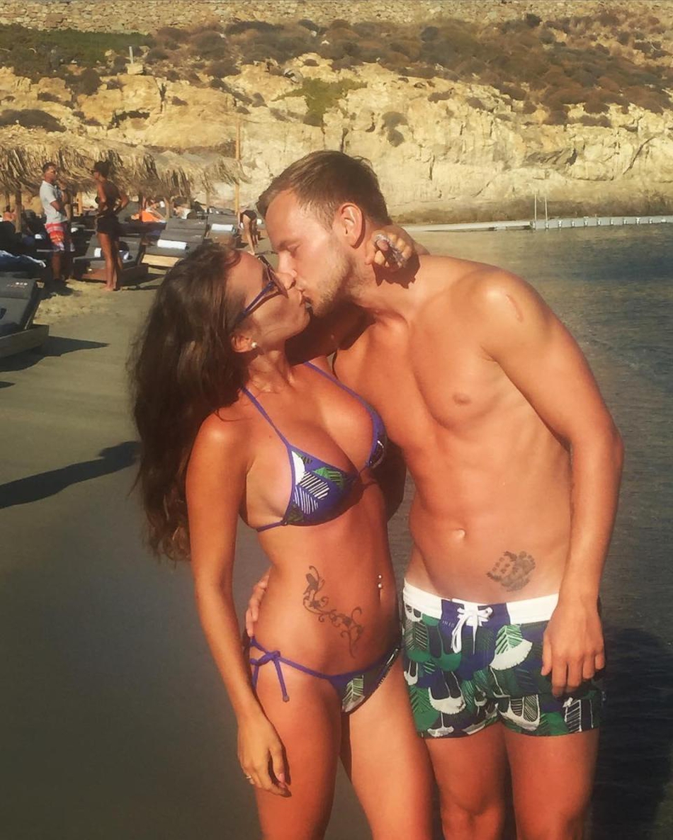 [花边社]巴萨大将娇妻身材火辣