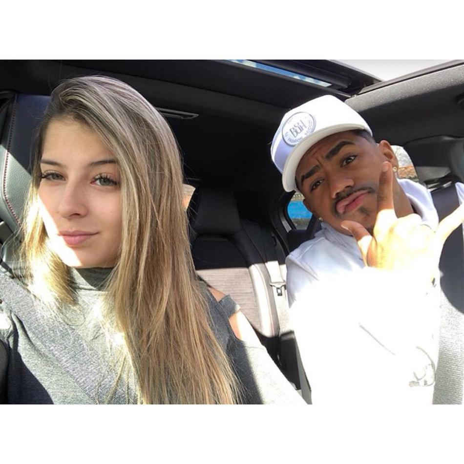 又一对青梅竹马巴萨新援和女友