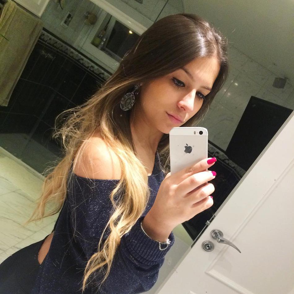 巴萨新援和火辣女友