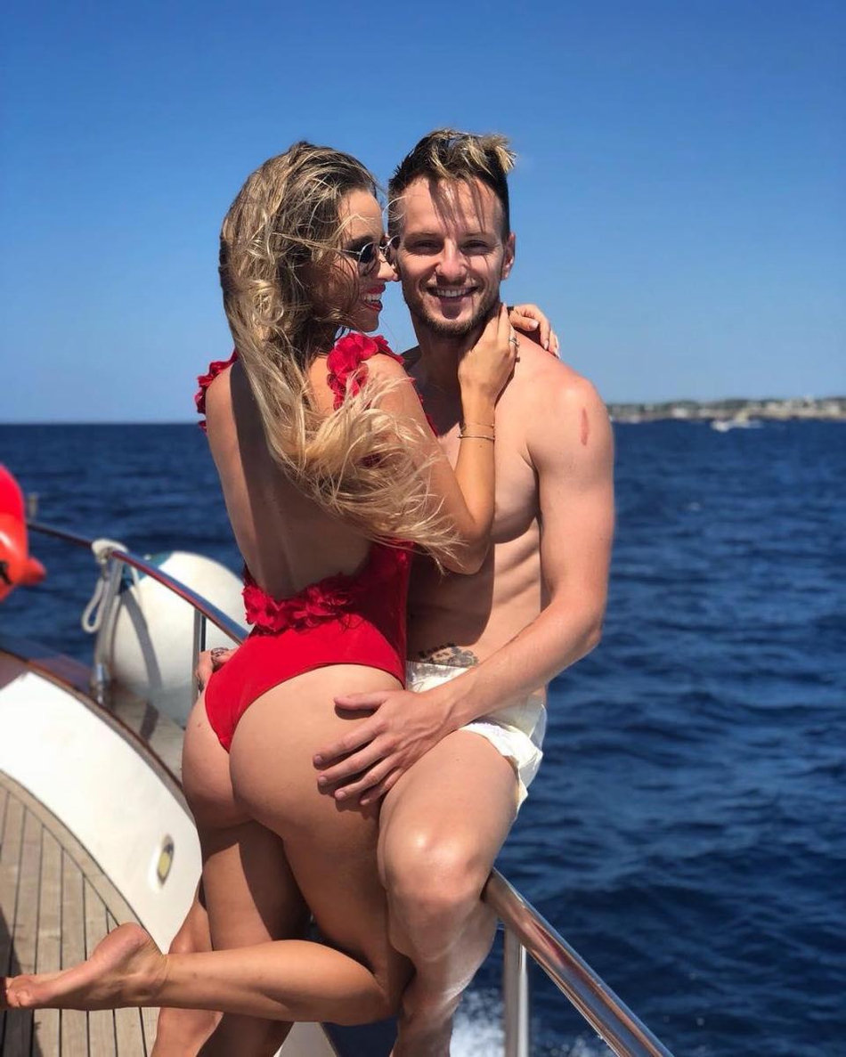 [花边社]巴萨大将娇妻身材火辣