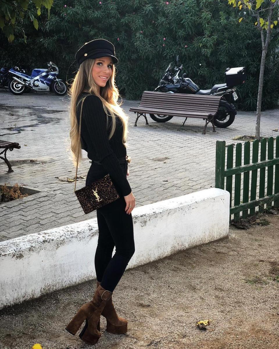 [花边社]巴萨大将娇妻身材火辣