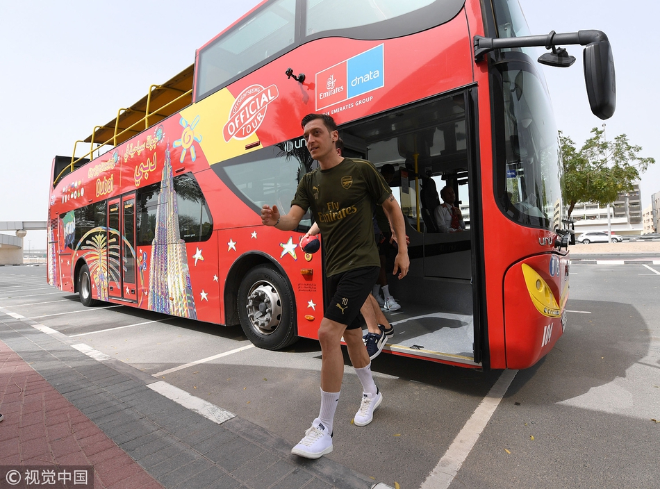 阿森纳海外备战厄齐尔开怀大笑