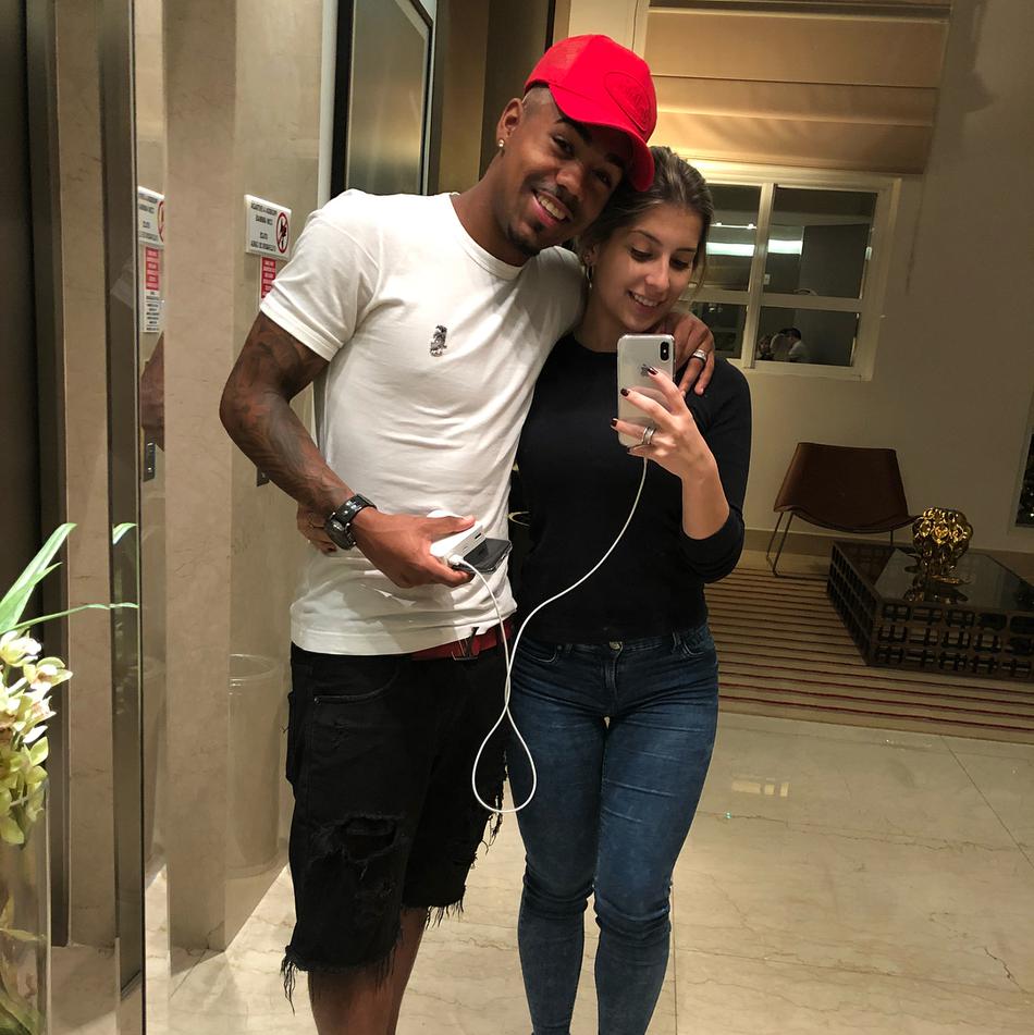 又一对青梅竹马巴萨新援和女友