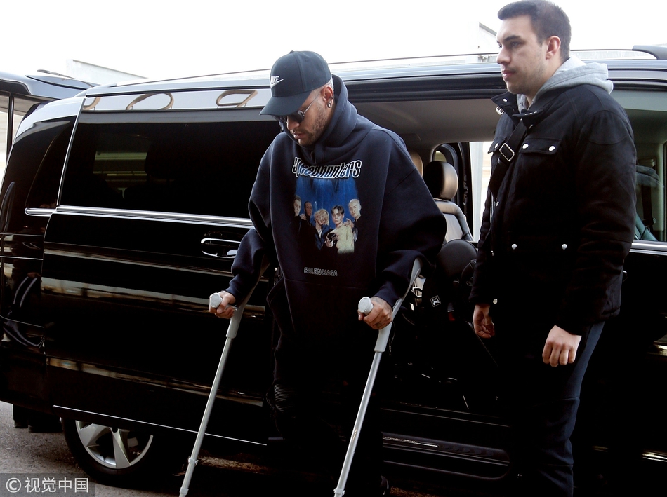 内马尔拄杖现身巴塞罗那