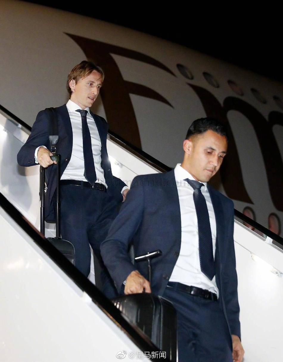 皇马全队抵达阿布扎比