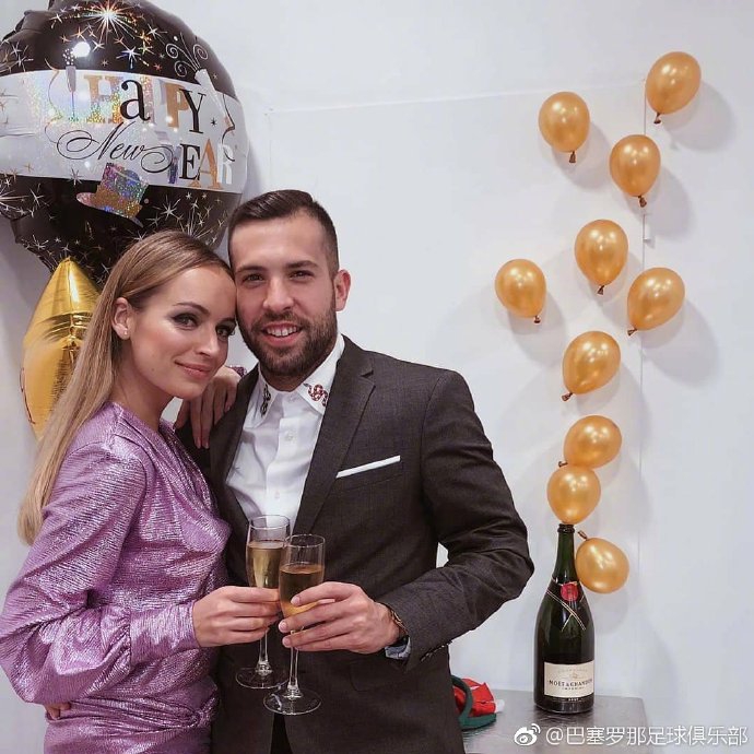 好甜！梅西领衔巴萨众星跨年