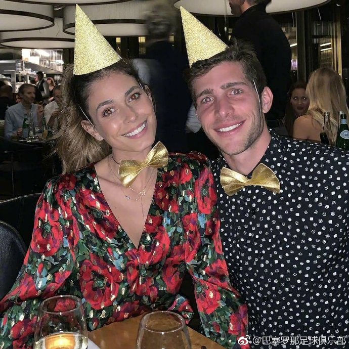 好甜！梅西领衔巴萨众星跨年