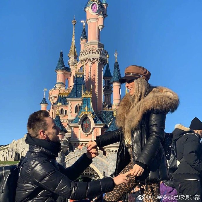 好甜！梅西领衔巴萨众星跨年