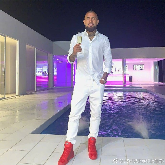 好甜！梅西领衔巴萨众星跨年