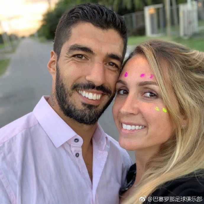 好甜！梅西领衔巴萨众星跨年