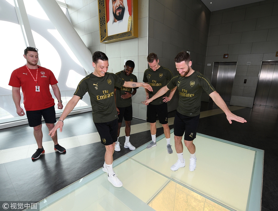 阿森纳海外备战厄齐尔开怀大笑