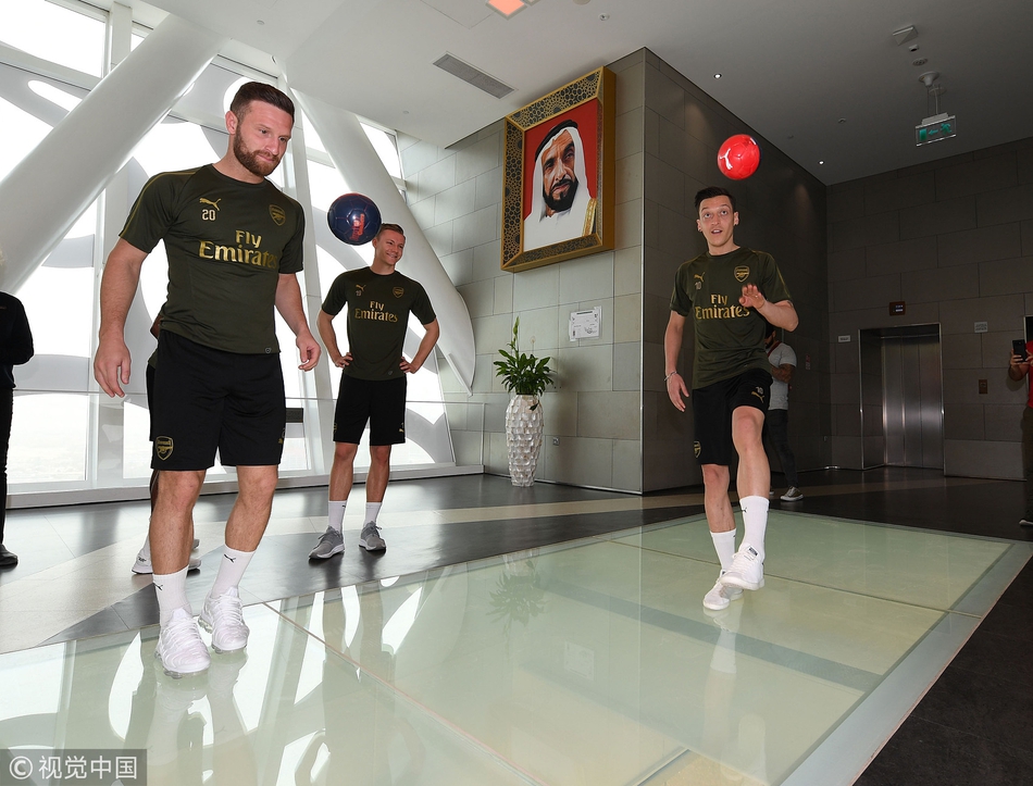 阿森纳海外备战厄齐尔开怀大笑