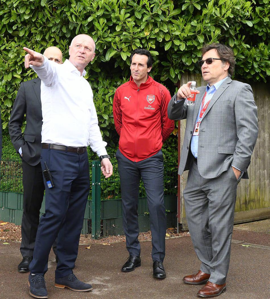 新官上任 埃梅里到基地视察