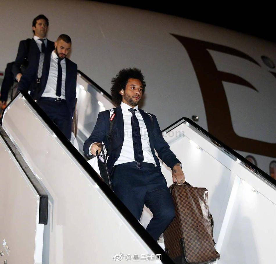 皇马全队抵达阿布扎比