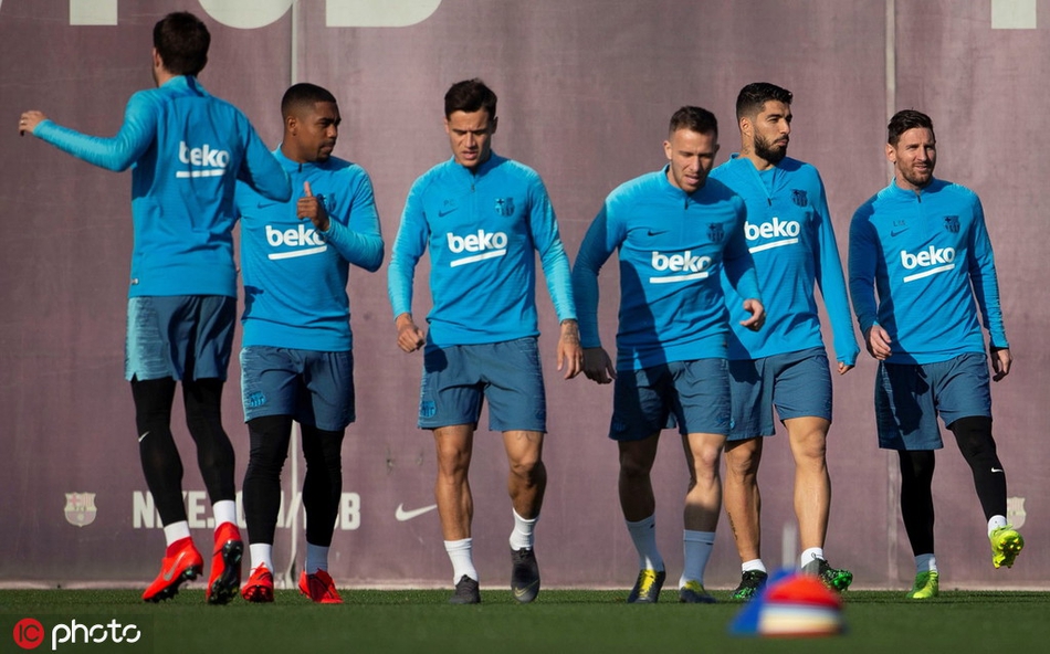 巴萨训练备战 梅西若有所思