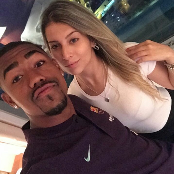 巴萨新援和火辣女友