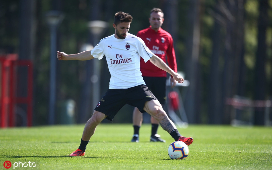 AC米兰训练 马尔蒂尼霸气现身