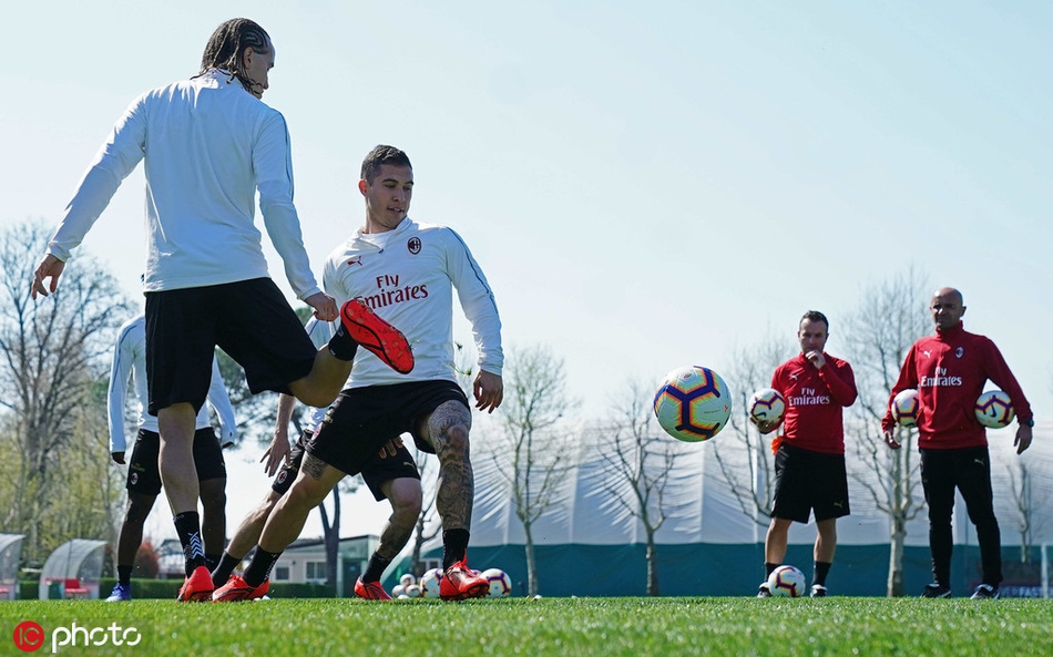 AC米兰训练 马尔蒂尼霸气现身