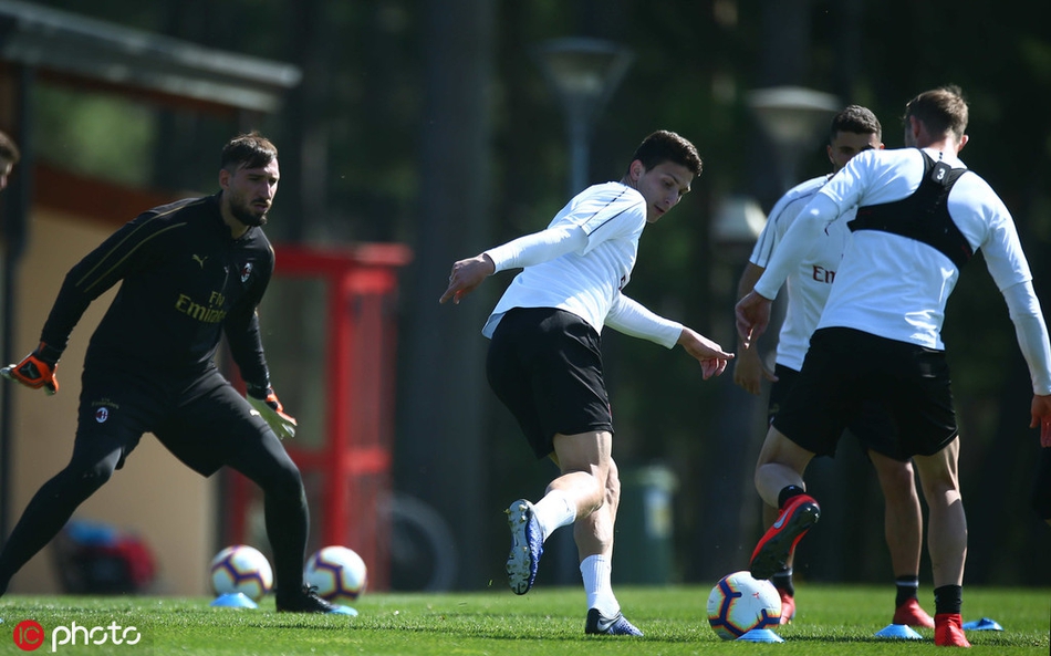 AC米兰训练 马尔蒂尼霸气现身