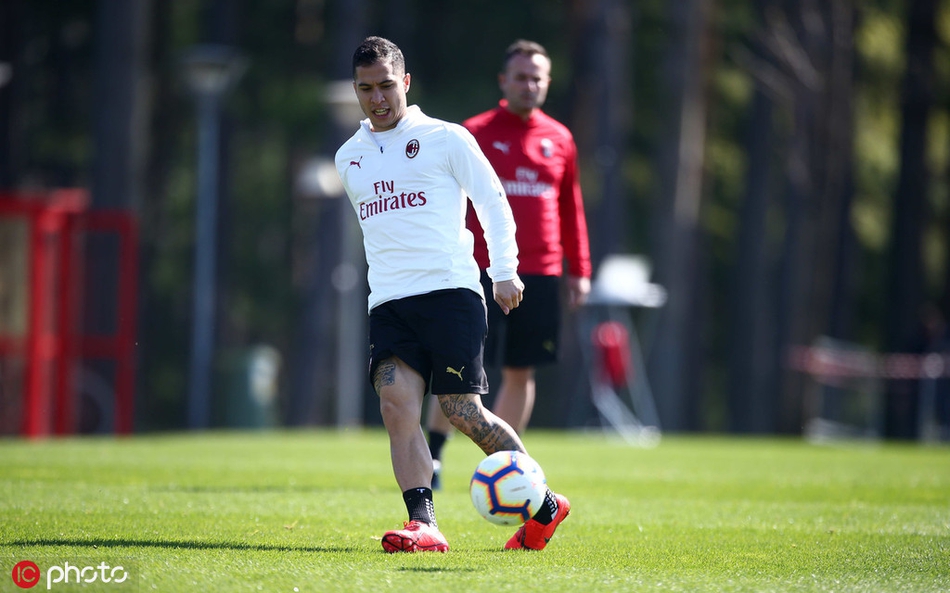 AC米兰训练 马尔蒂尼霸气现身