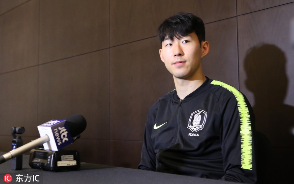 孙兴慜接受采访哈欠不断