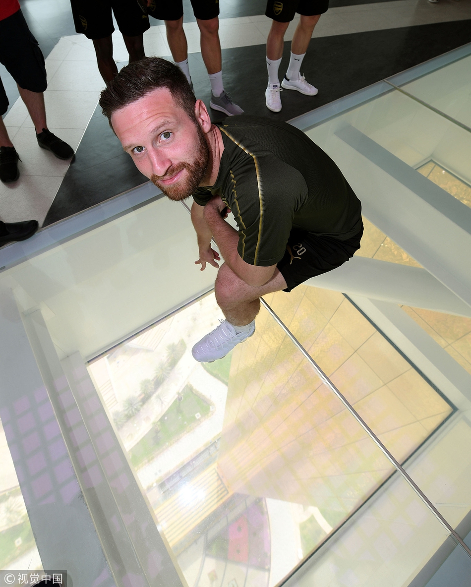 阿森纳海外备战厄齐尔开怀大笑