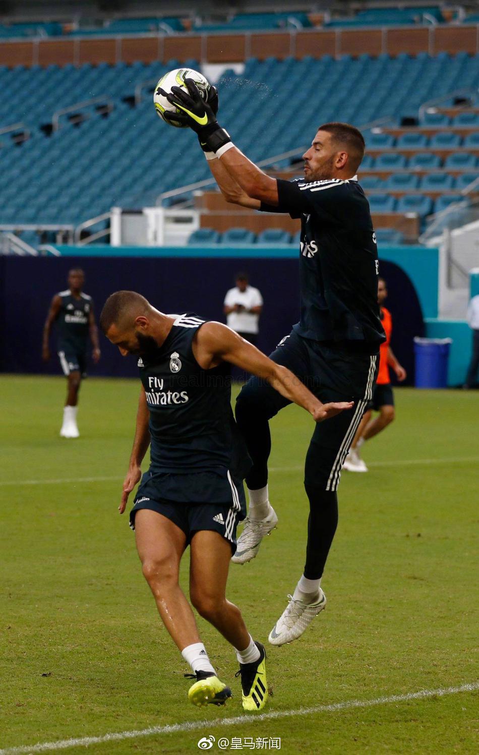 皇马训练备战曼联 贝尔真卖力