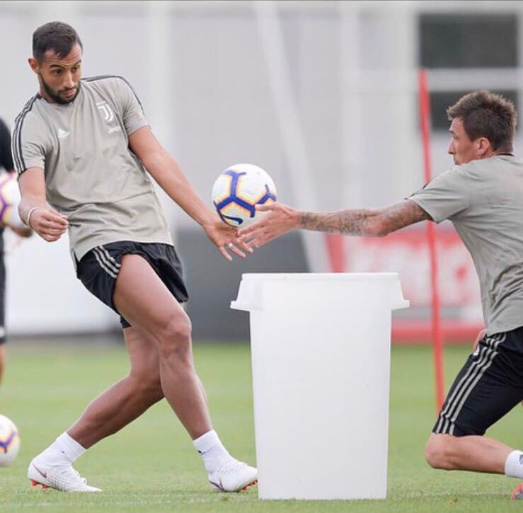 尤文训练 C罗最抢镜