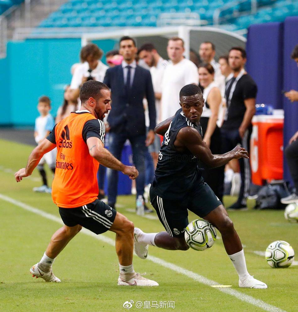 皇马训练备战曼联 贝尔真卖力