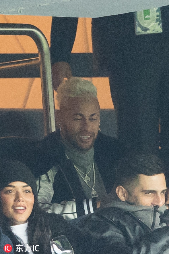 内马尔新欢？与神秘女勾肩搭背