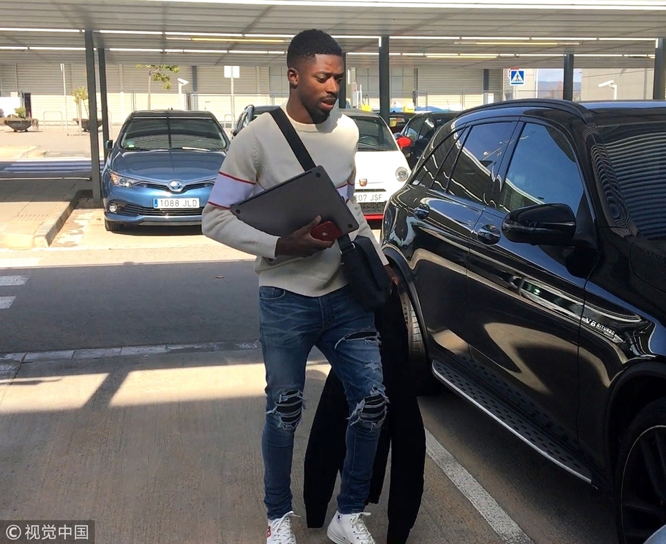 巴萨妖星拿电脑跨小包穿似学生