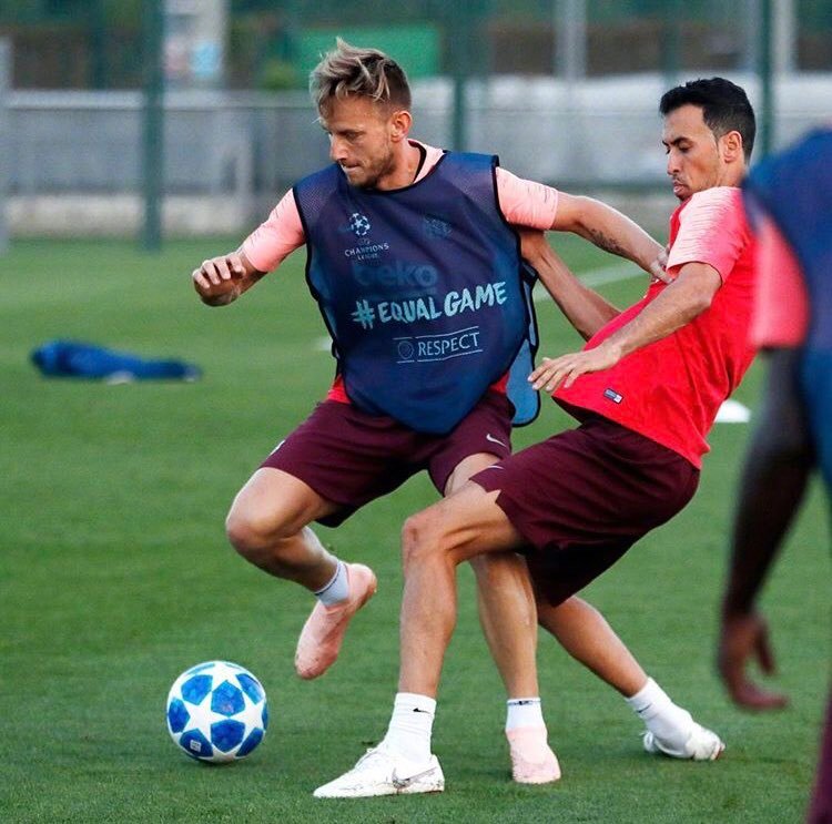 巴萨训练备战欧冠 梅西又坐球